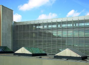 centre hospitalier de moescron 13_grote glasvlakte met zonwering met alu lamellen