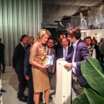Video en foto’s: Koningin Mathilde bezoekt de Renson-stand op de biënnale INTERIEUR te Kortrijk