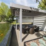 Une terrasse au milieu de l’eau