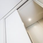 Unsichtbare Innentüren: Geradliniges und minimalistisches Top-Design für Dreh- und Schiebetüren