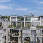 Stormvaste zonwering voor penthouses van The Yard in Berlijn: eenvoudig, strak, stormvast