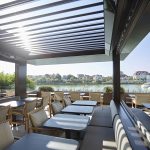 Gemütlich und geschützt bei jedem Wetter auf der vor herrlichen Terrasse dieses Luxushotels